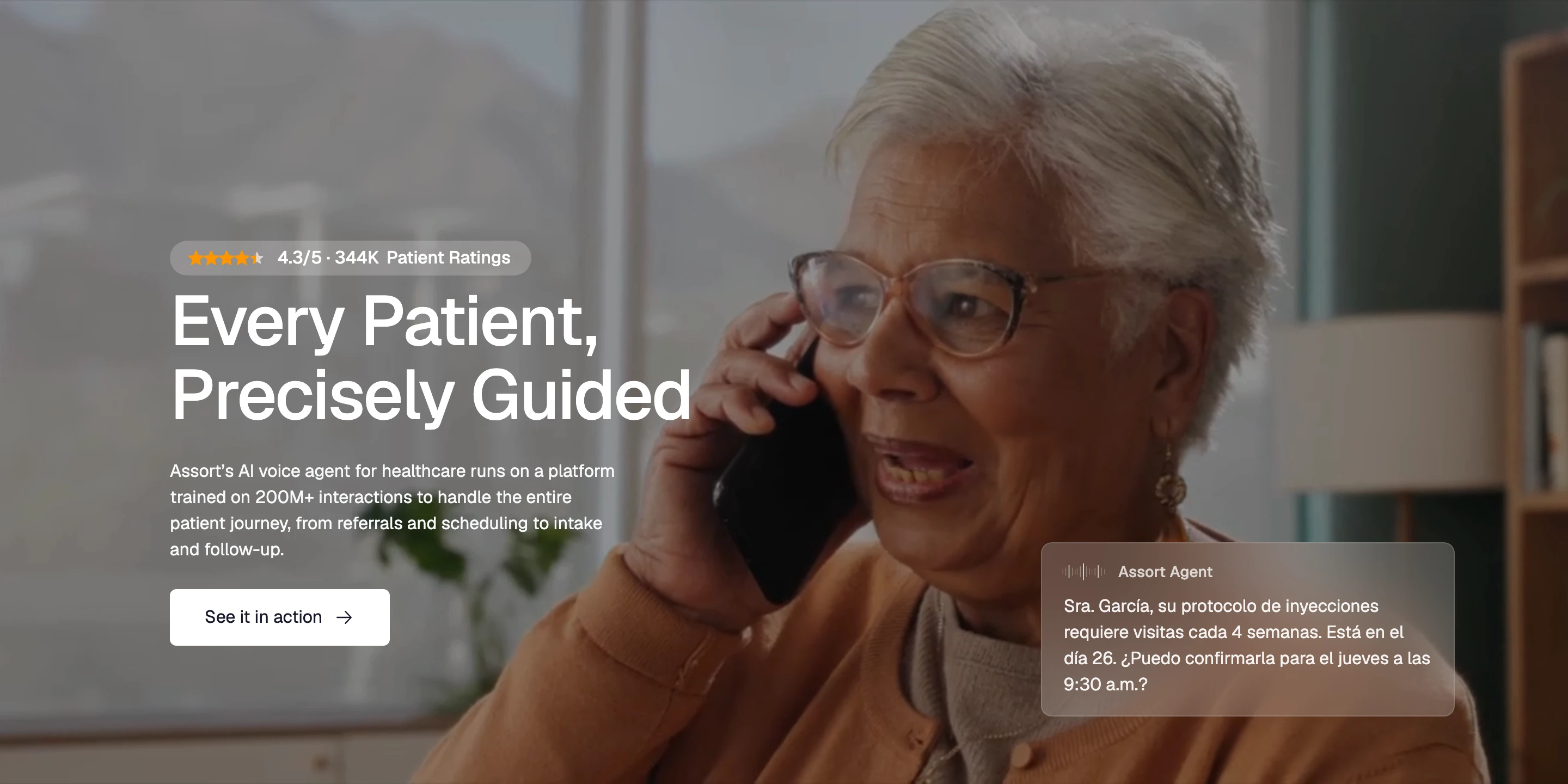 Assort Health 公式サイトのヒーローセクション。「Every Patient, Precisely Guided」の見出しと 4.3/5・344K 件の患者評価バッジ、電話をかける高齢患者、スペイン語で注射プロトコルの予約確認をする Assort Agent の吹き出し