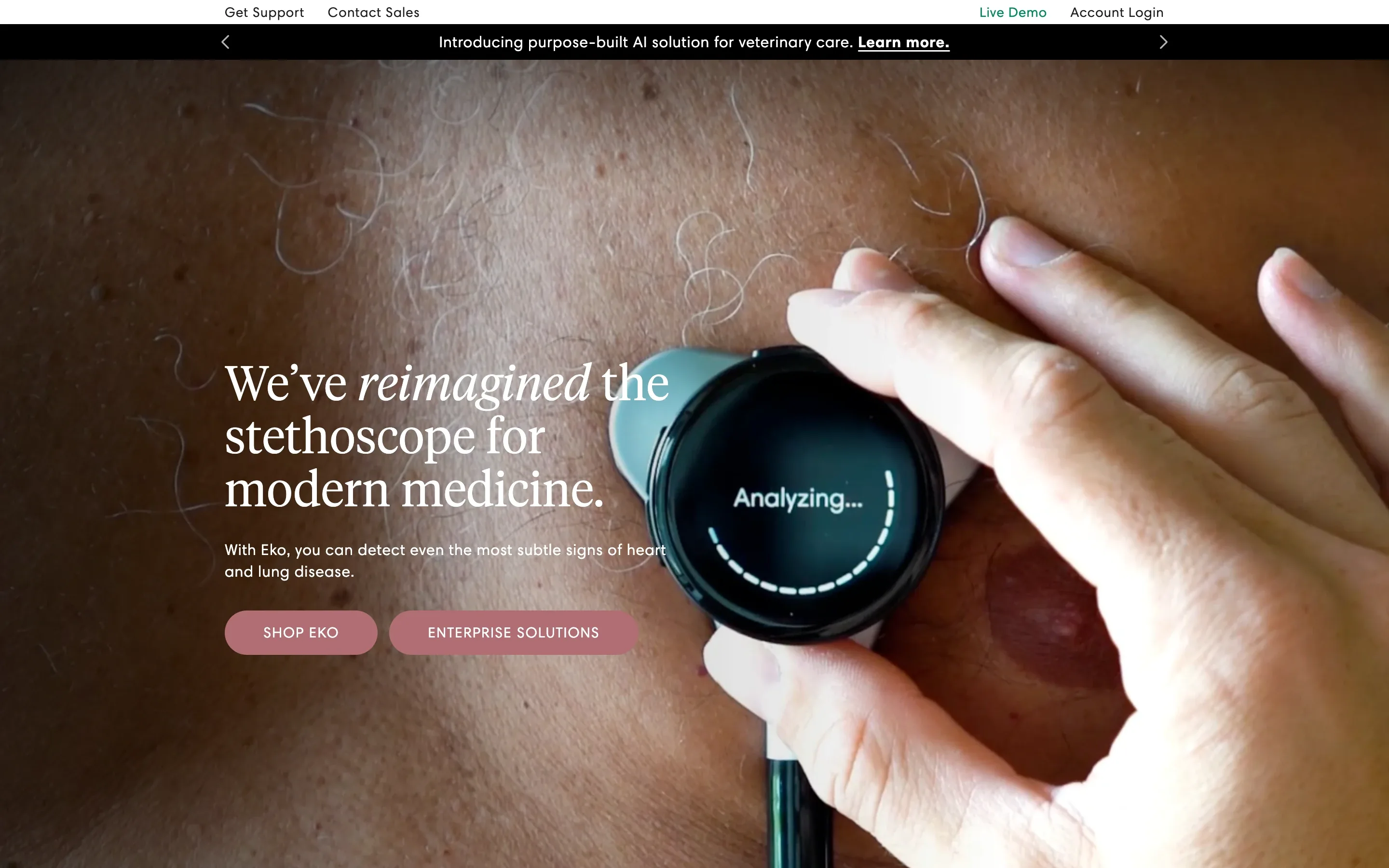 Eko Health 公式トップページのヒーローセクション。デジタル聴診器を胸壁に当て画面に「Analyzing...」と表示され、「We've reimagined the stethoscope for modern medicine」と掲げる