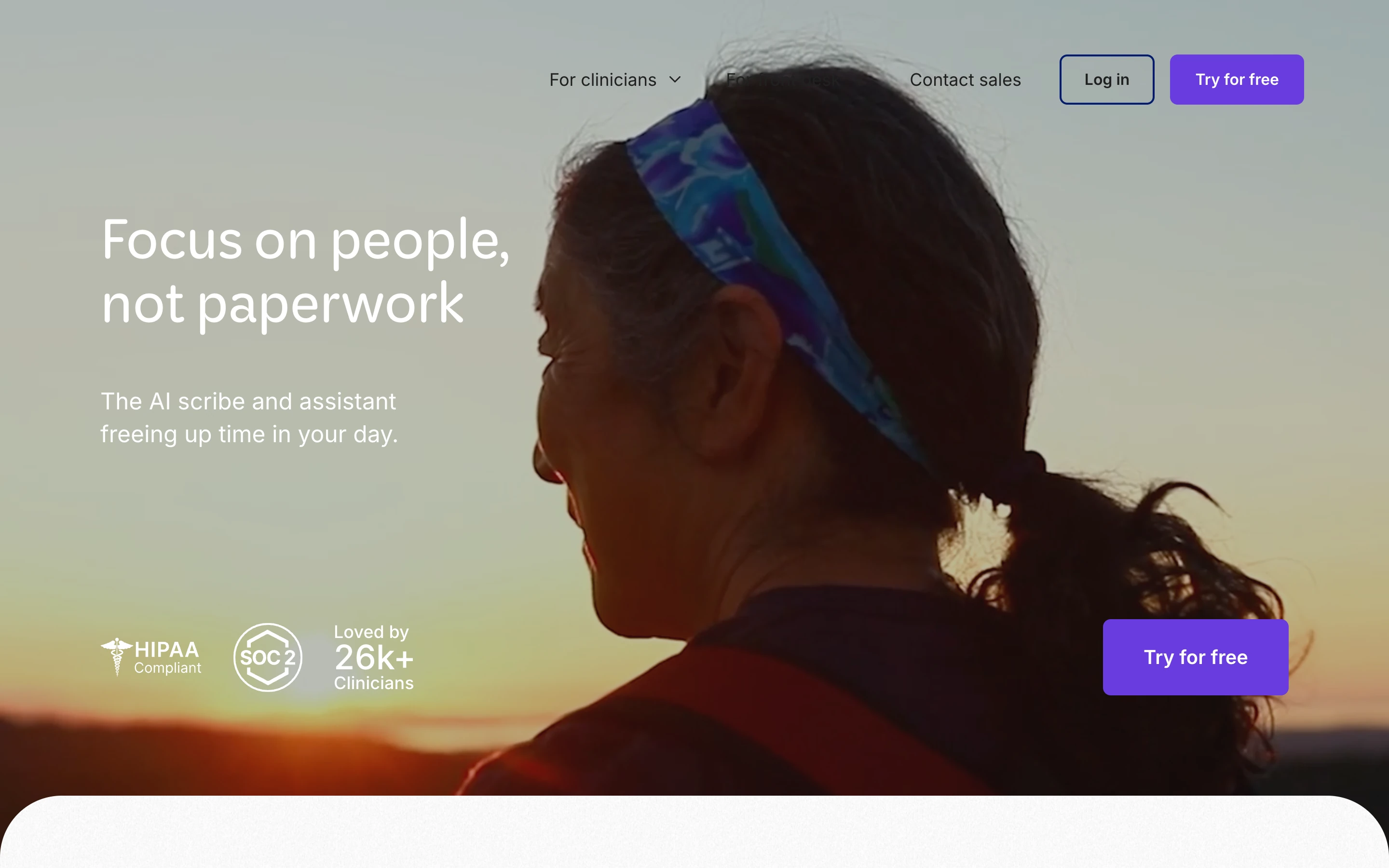 Freed 公式サイトのヒーローセクション。「Focus on people, not paperwork」の見出しと、HIPAA 準拠・SOC2・26k+ 臨床医に使われている旨の表示