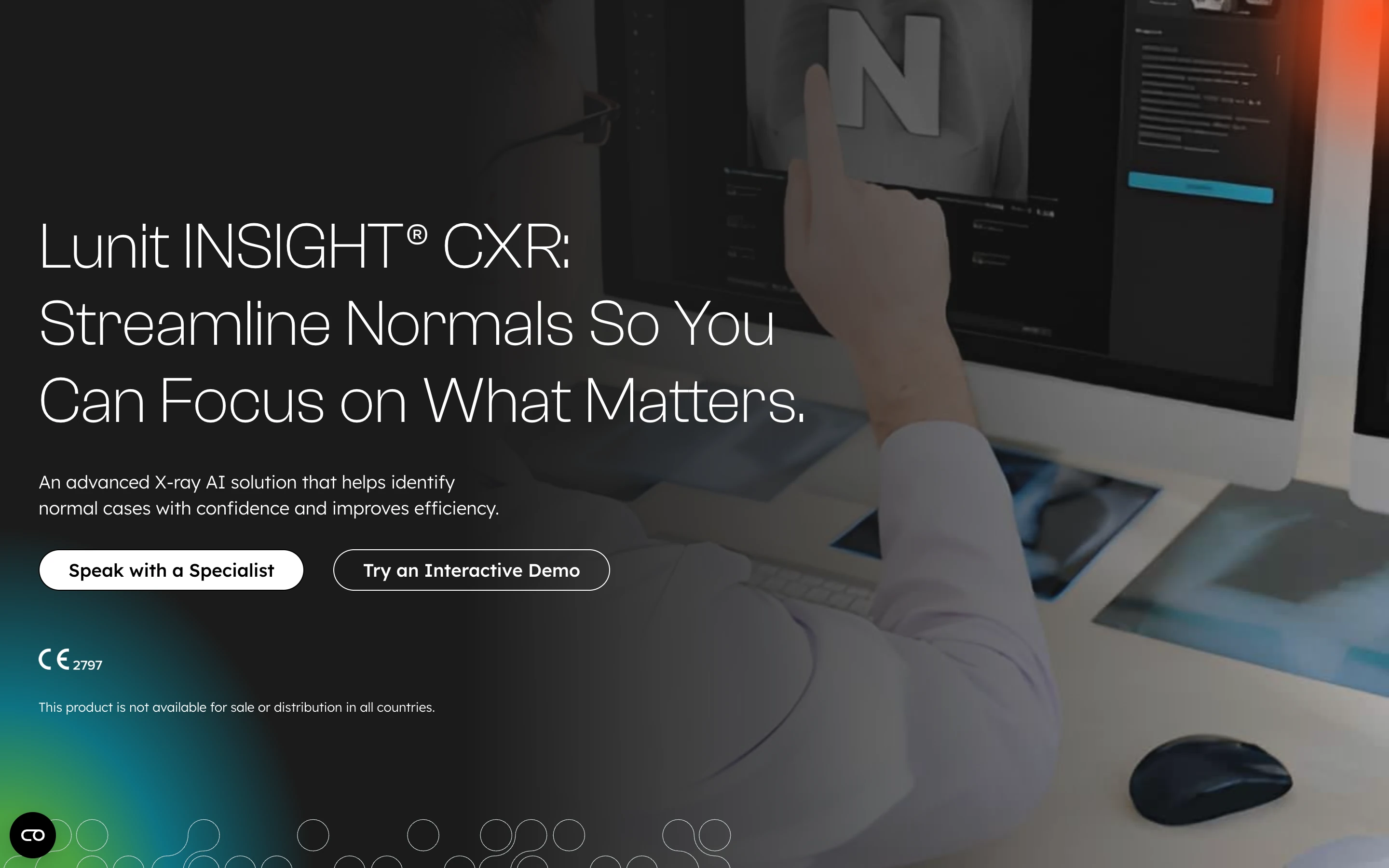 Lunit INSIGHT CXR 公式サイトのヒーローセクション。「Streamline Normals So You Can Focus on What Matters」の見出しと、CE マーキング・「全ての国で販売されているわけではない」旨の注記