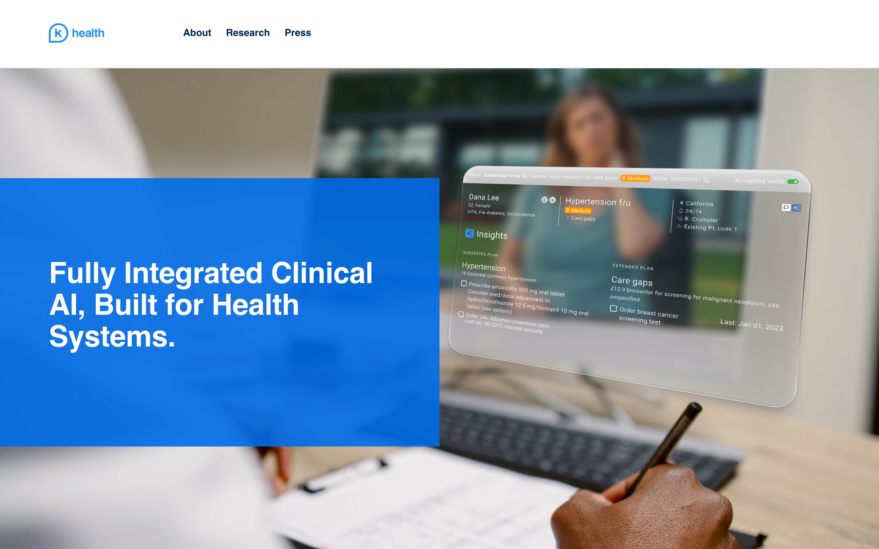 K Health 公式サイトのトップページ。「Fully Integrated Clinical AI, Built for Health Systems.」の見出しと、診療画面を映したモニターの前で記録を取る医師のイメージ