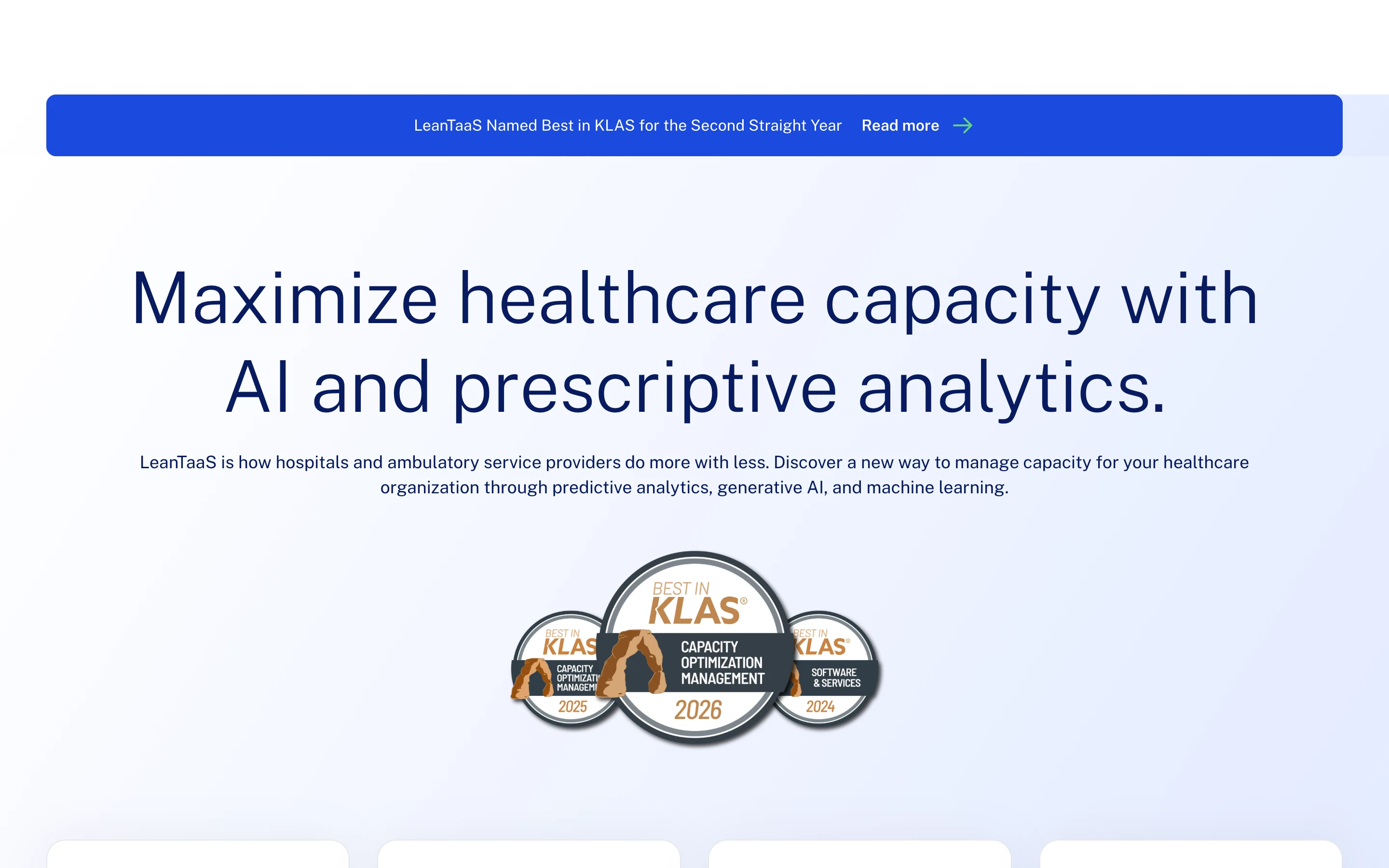 LeanTaaS iQueue 公式トップページのヒーローセクション。「Maximize healthcare capacity with AI and prescriptive analytics」の見出しと Best in KLAS のバッジ群