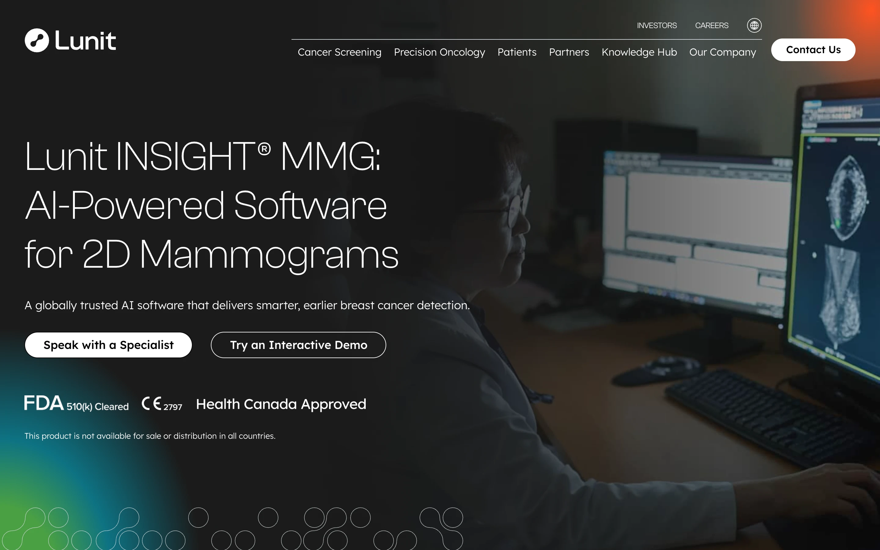 Lunit INSIGHT MMG 公式ページのヒーローセクション。「Lunit INSIGHT MMG: AI-Powered Software for 2D Mammograms」の見出し、読影室でマンモグラフィを確認する医師の写真、FDA 510(k) Cleared・CE 2797・Health Canada Approved の表示、「この製品はすべての国で販売・提供されているわけではありません」という注記