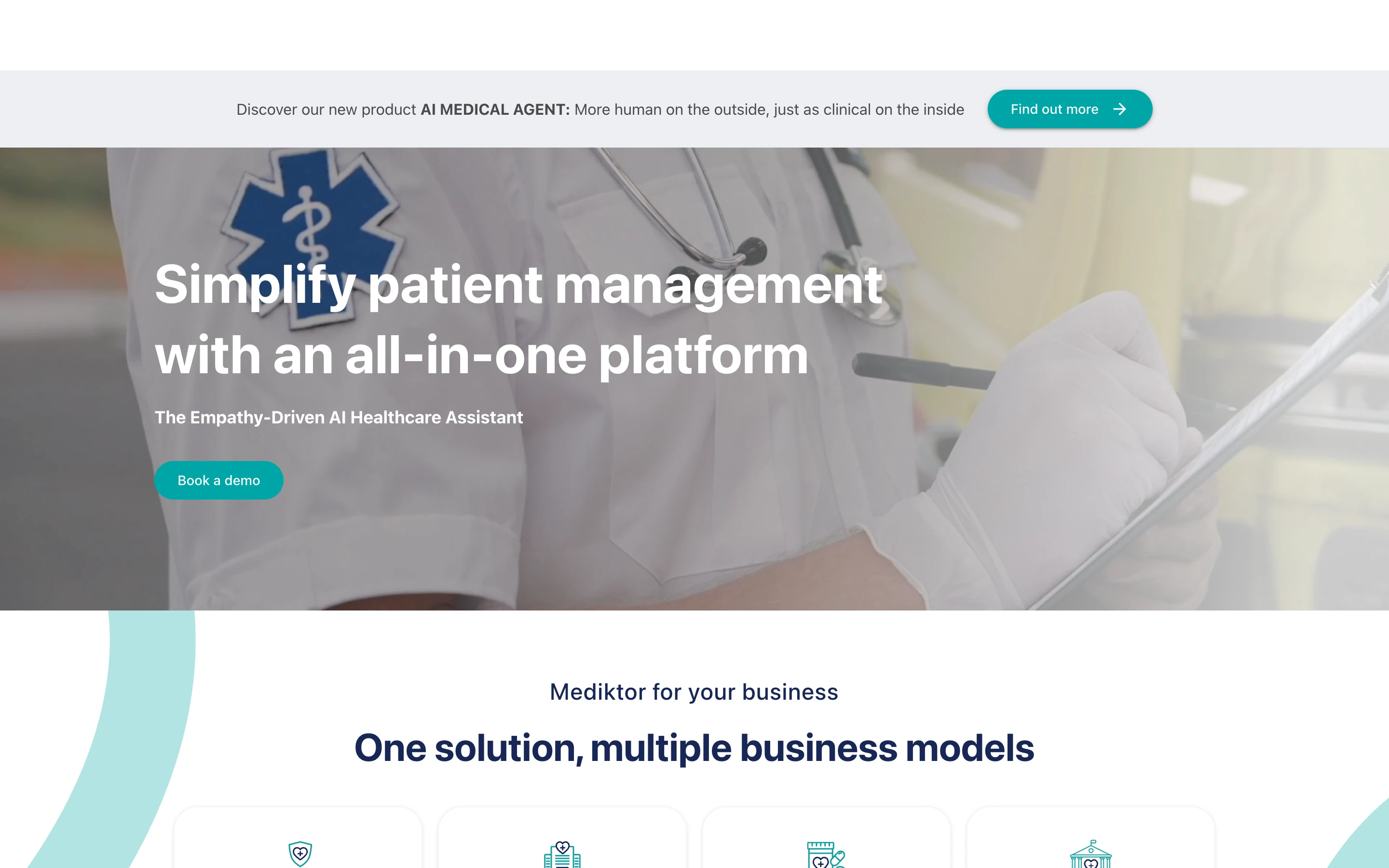 Mediktor 公式サイトのヒーローセクション。「Simplify patient management with an all-in-one platform」「The Empathy-Driven AI Healthcare Assistant」と Book a demo ボタンを掲げる