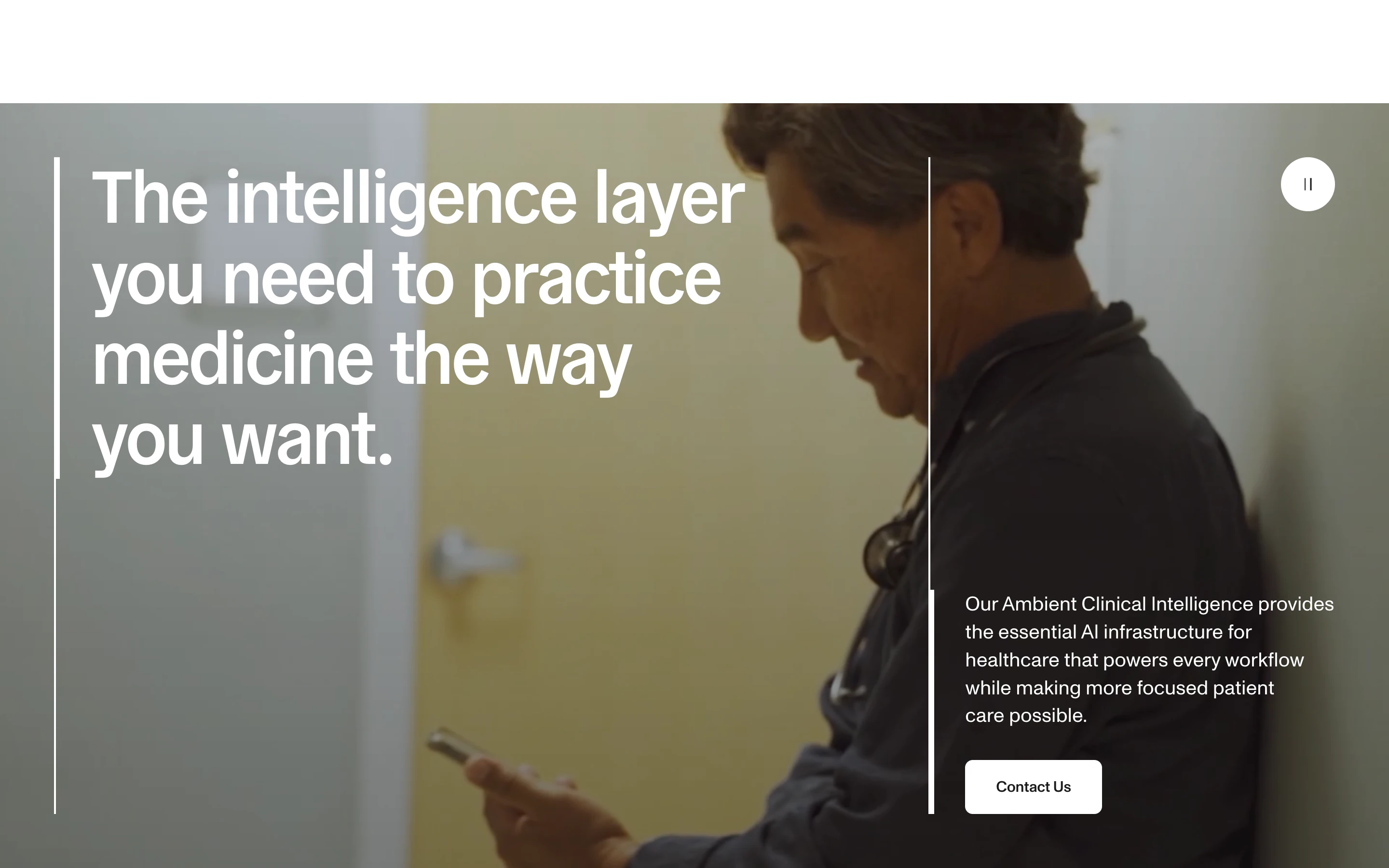 Suki 公式サイトのヒーローセクション。「The intelligence layer you need to practice medicine the way you want.」と、聴診器を持つ医師の写真